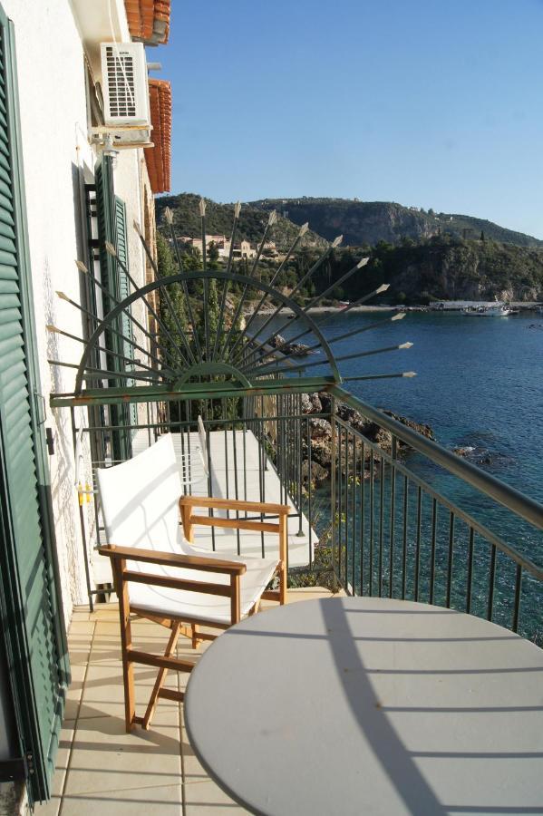 Gorgones, Sea-Front, Great View Aparthotel การ์ดามมีลี ภายนอก รูปภาพ